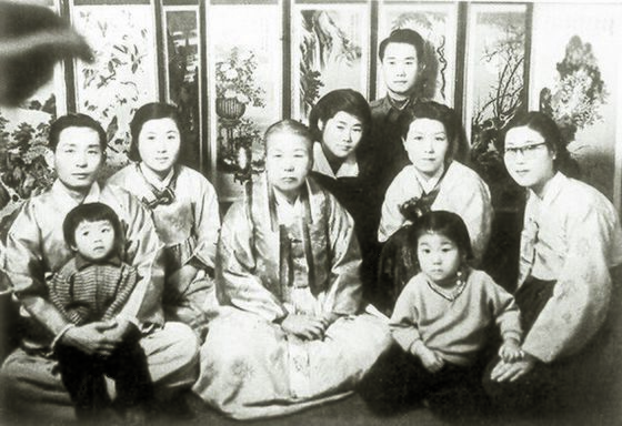 박재옥 씨가 결혼 후 어느 명절날 서울 신당동 집에서 찍은 가족사진. 왼쪽부터 박정희 전 대통령(안고 있는 아이는 근령씨), 박재옥씨, 육영수 여사의 친정어머니, 육 여사의 조카, 한병기씨, 육 여사(앞의 아이는 박근혜 전 대통령), 육여사의 여동생. [중앙포토]