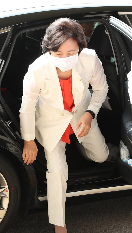 추미애 법무부 장관이 6일 오전 경기도 정부과천청사로 출근하고 있다. [연합뉴스]