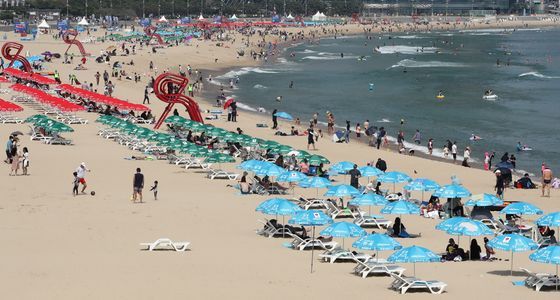 부산지역 7개 해수욕장이 정식 개장 후 첫 주말을 맞은 5일 오후 부산 해운대구 해운대해수욕장에서 국내외 피서객들이 몰려 물놀이를 즐기고 있다. 송봉근 기자