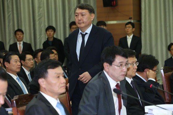 국정원 댓글사건 수사팀장이었던 윤석열 여주지청장이 2013년 서울고검, 서울중앙지검 등 검찰산하 기관 국정감사에서 의원들의 질문에 답변을 마치고 자리로 돌아가고 있다.