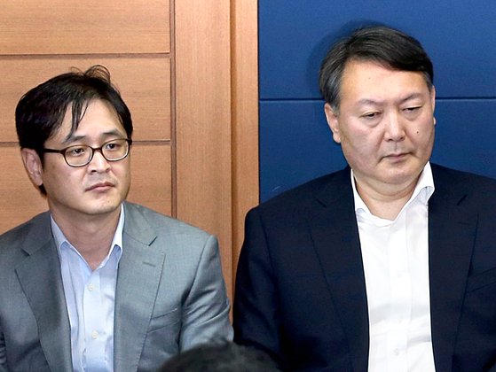 박형철 전 청와대 반부패비서관과 윤석열 검찰총장(우). 두 사람은 함께 국정원 댓글팀에서 일하다 나란히 좌천됐고, 정권이 바뀐 뒤 화려하게 부활했다.