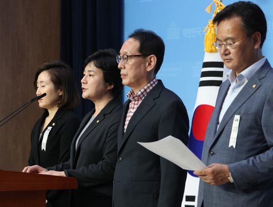 국회 법제사법위원회 소속인 전주혜(왼쪽부터)·조수진·김도읍·유상범 미래통합당 의원이 9일 오후 서울 여의도 국회 소통관에서 기자회견을 하고 있다. 뉴스1
