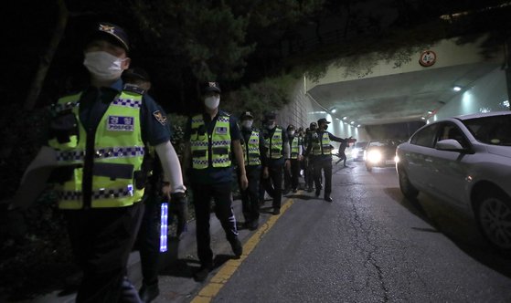 박원순 서울시장이 실종됐다는 신고가 들어온 9일 오후 서울 종로구 와룡공원 일대에서 경찰이 야간수색을 하고 있다. [연합뉴스]