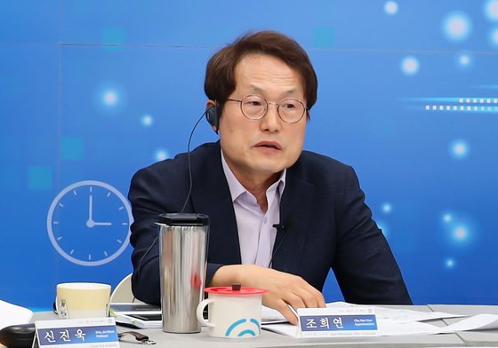 조희연 서울시교육감이 7일 오후 서울 관악구 광신방송예술고에서 '포스트 코로나19 : 사회와 교육의 변화, 방향, 가능성'을 주제로 열린 서울교육국제 웨비나에 참여하고 있다. 연합뉴스