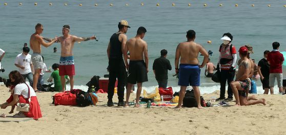 부산지역 7개 해수욕장이 정식 개장 후 첫 주말을 맞은 5일 오후 부산 해운대구 해운대해수욕장에서 국내외 피서객들이 몰려 물놀이를 즐기고 있다. 송봉근 기자