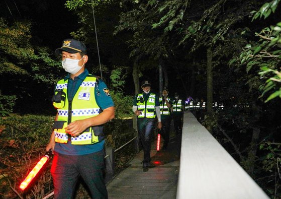 박원순 서울시장이 연락두절된 9일 저녁 서울 성북구 북악산 자락 일대에서 경찰이 이동하고 있다. 뉴스1