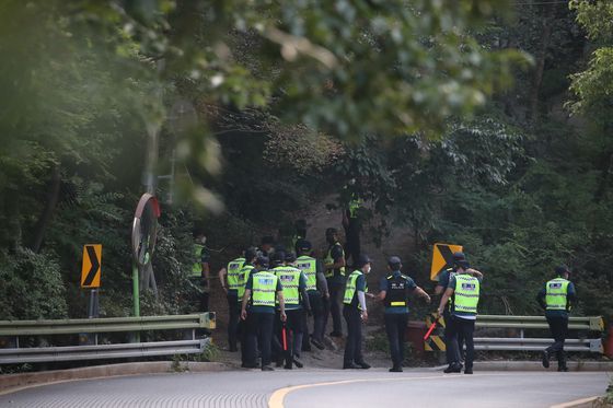 박원순 서울시장이 연락두절됐다는 신고가 접수되어 9일 경찰과 119구조대가 성북동 핀란드 대사관저 주변 일대를 수색하고 있다. 우상조 기자