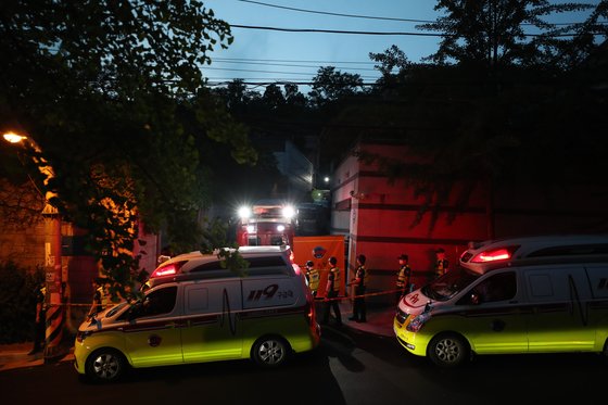 경찰에 박원순 서울시장이 실종됐다는 신고가 들어온 9일 오후 서울 성북구 성북동에 출동한 119 구조대 구조본부 앞을 경찰 기동대원들이 이동하고 있다. 연합뉴스