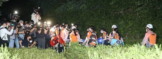 박원순 서울시장이 실종됐다는 신고가 들어온 9일 오후 서울 성북구 성북동 와룡공원 인근 야산에서 119 구조대원들이 들것을 들고 야산으로 수색작업을 펼치다가 빈 들것을 들고 돌아오고 있다. 우상조 기자