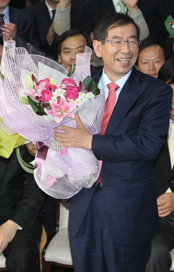 박원순 서울시장 당선 후 꽃다발 든 모습. 연합뉴스