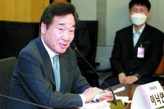 민주당 이낙연 의원이 9일 국회에서 열린 복지 대타협 토론회에서 발언하고 있다. [뉴스1]