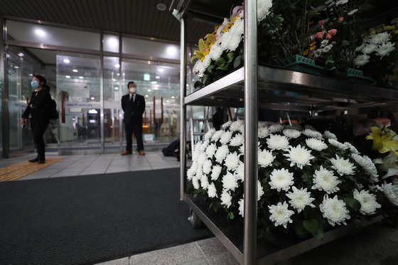 박원순 서울시장이 숨진 채 발견된 10일 오전 박 시장의 빈소가 마련될 예정인 서울 종로구 서울대병원 장례식장 앞에서 헌화를 위한 국화꽃이 옮겨지고 있다. 연합뉴스