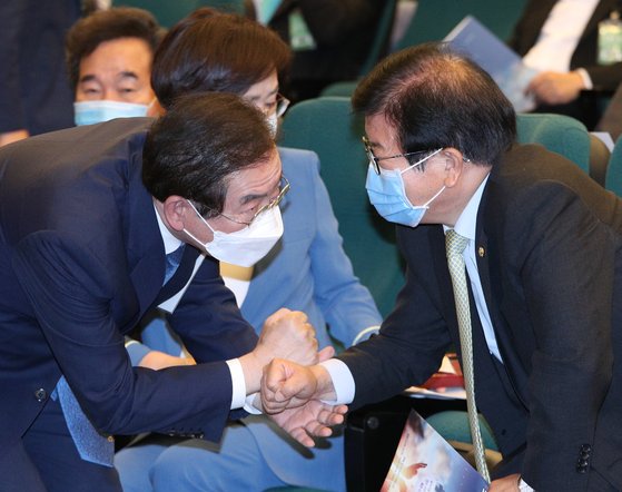 박병석 국회의장과 박원순 서울시장이 지난달 17일 오후 서울 여의도 국회도서관에서 열린 포스트코로나 내외포럼 발족식에서 인사하고 있다. [뉴스1]