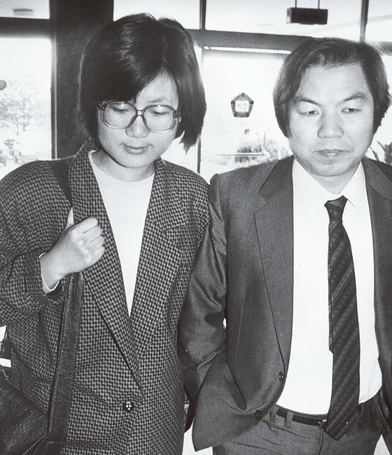 권인숙씨 위원장과 그를 변론했던 조영래 변호사.