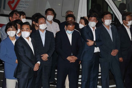 서울시청 직원들과 지지자들이 10일 새벽 서울대병원 응급센터앞에서 박원순 서울시장의 시신이 도착을 기다리고 있다. 앞 줄 왼쪽부터 더불어민주당 남인순 의원, 박홍근 의원. 김상선 기자