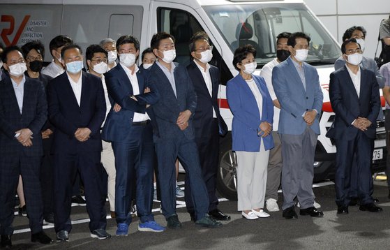 박홍근 더불어민주당 의원(앞줄 오른쪽부터), 이학영 의원, 남인순 의원 등 서울시 관계자들이 10일이 새벽 서울 종로구 서울대병원에서 침통한 표정으로 박원순 서울시장 운구차를 기다리고 있다. [뉴스1]