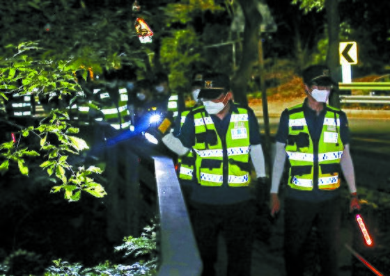 박원순 서울시장이 10일 새벽 서울 북악산 삼청각 인근에서 숨진 채 발견됐다. 박 시장의 딸이 9일 오후 5시17분쯤 경찰에 실종신고를 한 지 일곱 시간 만이다. 경찰은 4개 기동대와 소방특수대 등 700여 명의 인력과 경찰견 등을 투입해 북악산 일대에서 야간 수색작업을 진행했다. [연합뉴스]