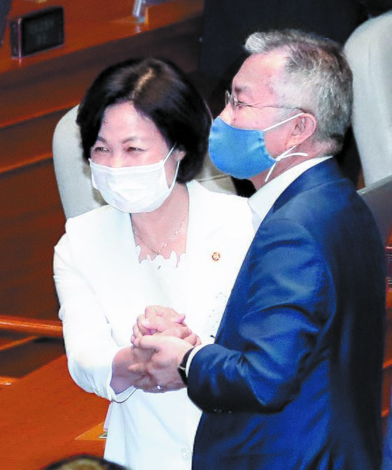 추미애 장관(왼쪽)과 최 대표가 지난 3일 국회 본회의장에서 인사하고 있는 모습. [연합뉴스]