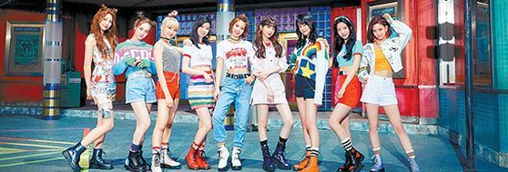 JYP엔터테인먼트가 선보인 일본 9인조 걸그룹 니쥬(NiziU)가 오리콘차트 등 일본 주요 차트에서 1위를 휩쓸고 있다. 아야카, 리오, 마유카, 리쿠, 마코, 미이히, 니나, 마야, 리마(왼쪽부터) 등 멤버 9명 모두 일본인으로 박진영 JYP 대표가 직접 선발했다. [사진 JYP엔터테인먼트]