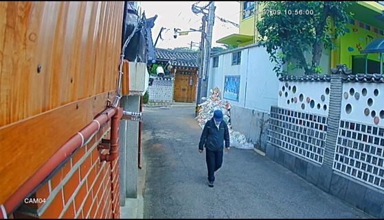10일 숨진 채 발견된 박원순 서울시장의 생전 마지막 모습이 담긴 CCTV [사진 주민 제공]