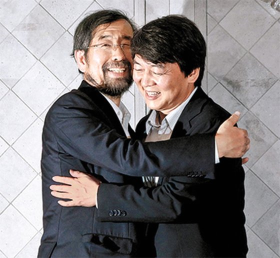 2011년 서울시장 보궐선거 불출마 입장을 밝힌 안철수 당시 서울대 융합과학기술대학원장(오른쪽)이 박원순 당시 희망제작소 상임이사와 포옹하고 있다. 중앙포토