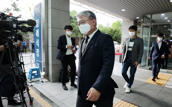 조응천 더불어민주당 국회의원이 11일 서울 종로구 서울대병원 장례식장에 마련된 故 박원순 서울시장 빈소에서 조문을 마친뒤 장례식장을 나서고 있다.[뉴스1]