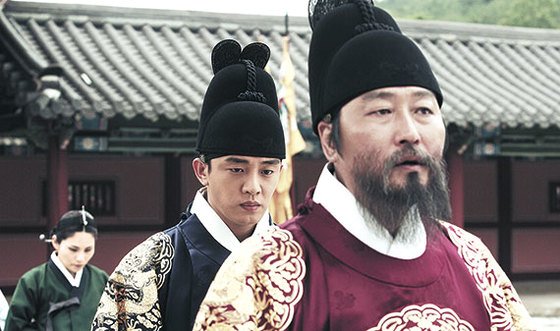 영화 '사도'에서 영조(오른쪽)와 사도세자 [중앙포토]