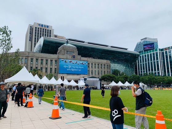 서울 시청앞 광장에 마련된 고(故) 박원순 시장의 분향소 앞에 줄이 늘어서 있다. 12일 오후 1시까지 1만여명이 넘는 서울시민이 조문을 위해 모였다. 허정원 기자.