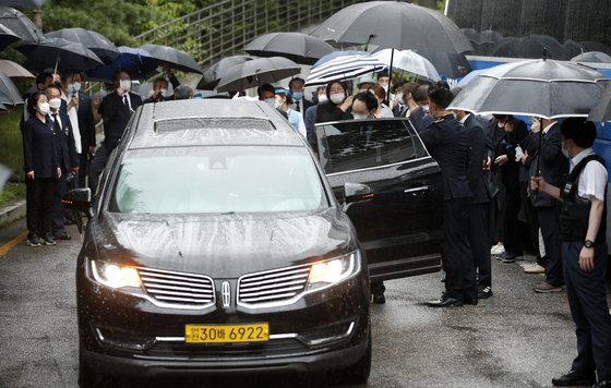 故 박원순 서울시장의 아들 주신씨를 비롯한 유가족들이 13일 오전 서울 종로구 서울대병원 장례식장에서 발인식을 마친 후 운구차에 타고 있다. 뉴스1