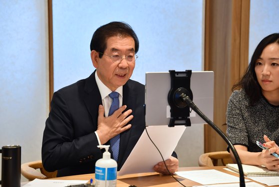 고 박원순 서울시장이 지난 5월 28일 서울시청 6층 시장 집무실에서 미국 스탠포드 대학교 장학생들과 대담을 할 때의 모습. [사진 서울시]