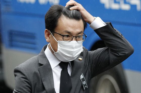 故 박원순 서울시장 발인식을 마친 진성준 더불어민주당 의원이 13일 오전 서울 종로구 서울대병원 장례식장에서 서울시청으로 향하고 있다. [뉴스1]