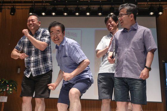 박원순 서울시장이 지난해 7월 서울시청 다목적홀에서 열린 직원 정례조례 '휴가룩, 시원차림 패션쇼' 행사에서 반바지 차림으로 무대에 올랐다. 뉴스1