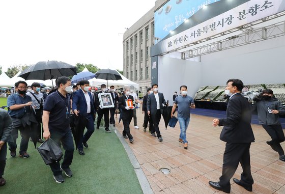 고(故) 박원순 서울시장의 영정이 13일 오전 영결식이 열리는 서울시청에 도착하고 있다. 연합뉴스