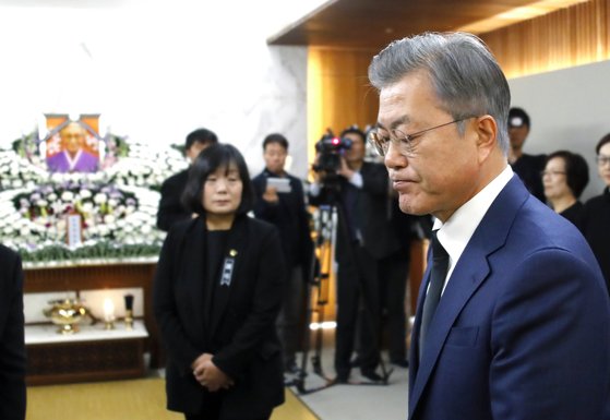 문재인 대통령이 2019년 1월 29일 서울 서대문구 신촌 세브란스병원 장례식장 특실에 마련된 일본군 위안부 피해자 고 김복동 할머니의 빈소를 찾아 조문하고 있다. [청와대사진기자단]