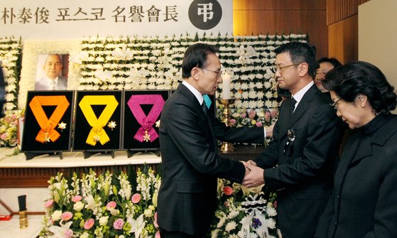 이명박 대통령이 2011년 12월 14일 오후 신촌 세브란스병원에 마련된 고 박태준 전 포스코 회장의 빈소를 방문해 청조 근정훈장을 서훈하고 유족들을 위로하고 있다. [청와대제공]