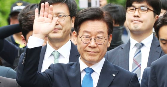 공직선거법상 허위사실 공표와 직권남용권리행사방해 혐의 등으로 기소된 이재명 경기지사가 경기도 성남시 수정구 수원지방법원 성남지원에서 열린 1심 공판에서 무죄를 선고받은 뒤 손을 들어 인사하고 있다. [연합뉴스]