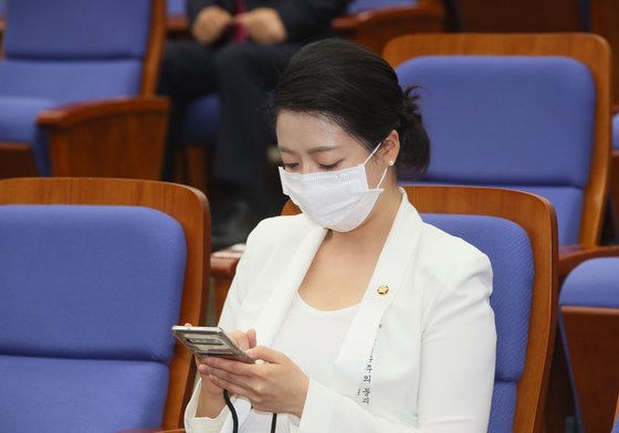 박원순 시장의 아들 주신 씨의 병역비리 의혹을 제기한 미래통합당 배현진 원내대변인이 13일 국회에서 열린 의원총회에 참석하고 있다. 연합뉴스