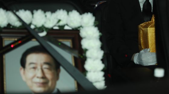 고(故) 박원순 서울시장의 영정과 유골함이 13일 오후 서울 서초구 서울추모공원에서 화장을 마친 뒤 박 시장의 고향인 경남 창녕으로 이동하기 위해 운구차에 놓여 있다. 연합뉴스