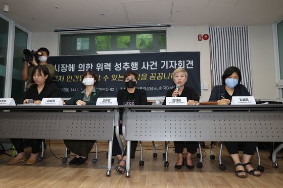 고 박원순 서울시장을 성추행 혐의 등으로 고소한 피해여성을 대리하는 김재련 변호사(오른쪽 두 번째)가 지난 13일 오후 서울 은평구 한국여성의전화 사무실에서 열린 `서울시장에 의한 위력 성추행 사건 기자회견'에서 발언하고 있다. 장진영 기자