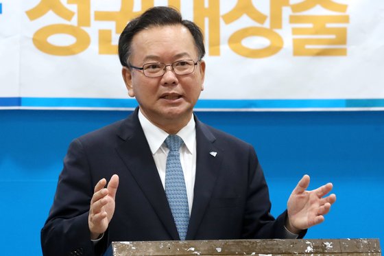 더불어민주당 당대표 출사표를 던진 김부겸 전 의원이 14일 오전 울산시의회 프레스센터에서 기자간담회를 하고 있다. [뉴스1]