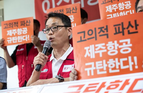 박이삼 이스타항공조종사노조 위원장이 14일 오전 서울 중구 민주노총에서 열린 이스타항공사태 해결을 위한 공개제안 기자회견에서 발언을 하고 있다. 뉴스1