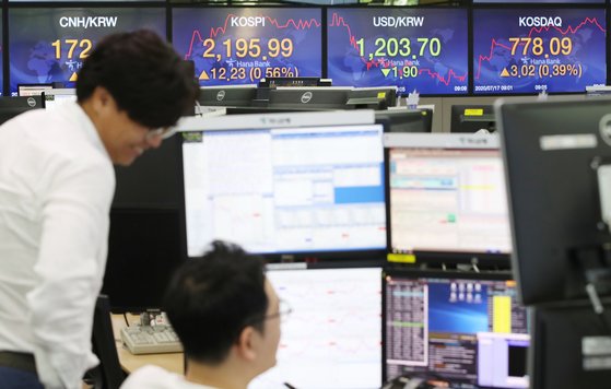 코스피가 상승 출발한 17일 오전 서울 중구 하나은행 본점 딜링룸에서 직원이 업무를 보고 있다. 연합뉴스