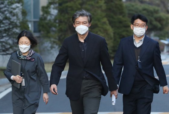 조국 전 법무부장관이 지난 4월 서울 오후 도봉구 서울북부지방법원에서 열린 우종창 보수 유튜버를 피고인으로 하는 명예훼손 재판을 마치고 나오고 있다.뉴스1