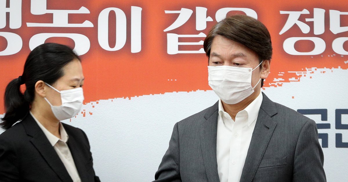 국민의당 안철수 대표(오른쪽)와 권은희 원내대표가 16일 오전 서울 여의도 국회에서 열린 최고위원회의에 참석하고 있다. 뉴스1