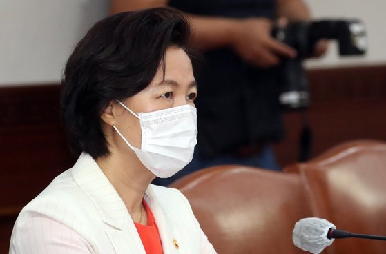 추미애 법무부 장관이14일 서울 종로구 정부서울청사에서 열린 서울·세종 화상국무회의에서 정세균 국무총리의 모두발언을 듣고 있다. [뉴스1]