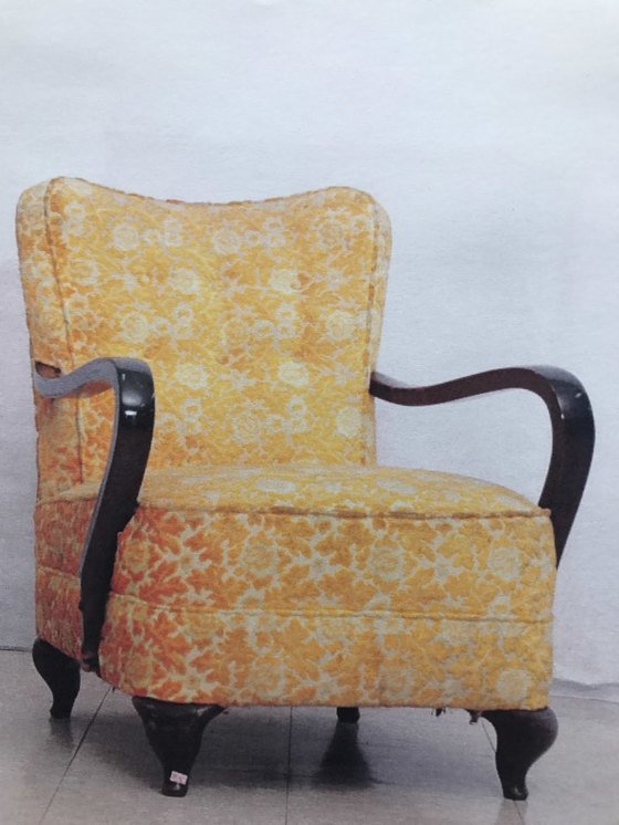 경북 구미시 선산출장소에 보관 중인 육영수 여사가 사용했던 것으로 알려진 노란색 패브릭 소파.  [사진제공=독자]