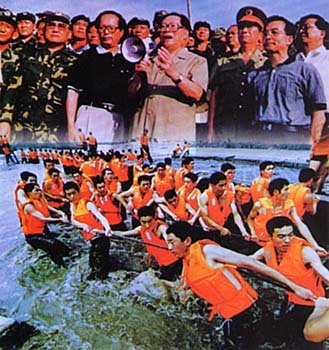1998년 여름의 중국 대홍수 당시 장쩌민 국가주석이 마이크를 들고 홍수와 싸워 이기자는 ’캉훙(抗洪)“을 외치고 있다. 중국 인민해방군은 사람의 몸으로 제방 역할을 하는 인간사슬을 구축해 홍수와 싸우는 진풍경을 연출하기도 했다. [중국 바이두 캡처]