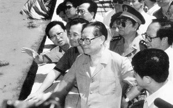 1998년 여름 대홍수가 닥치자 장쩌민 중국 국가주석이 후베이성 우한의 수재 현장을 찾아 걱정스러운 눈빛으로 넘실대는 강물을 바라보고 있다. [중국 바이두 캡처]