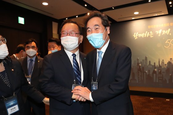 민주당 당 대표 후보인 이낙연(오른쪽) 의원과 김부겸 전 의원. [뉴스1]