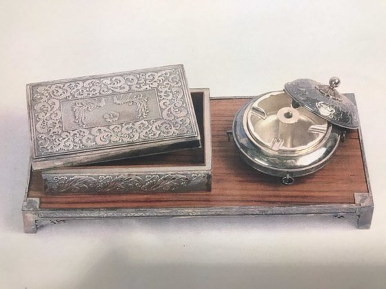 경북 구미시 선산출장소에 보관 중인 봉황과 무궁화가 새겨진 은제 담배 케이스와 재떨이.  [사진제공=독자]